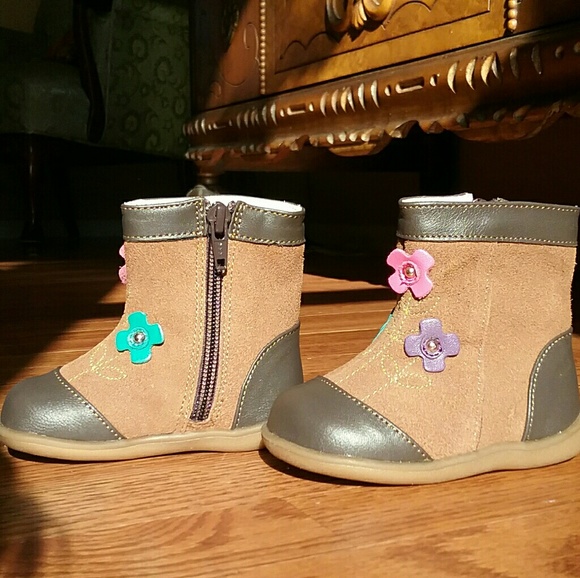 ***SOLD*** See kai run girls Brown boots size 5 - Picture 2 of 4